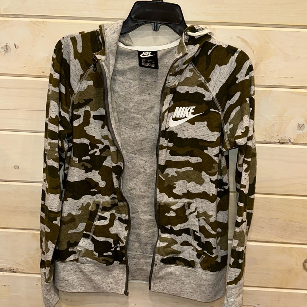 NWOT NIKE LIGHTWEIGHT HOODED SWEATSHIRT TYPE JACKET SIZE SMALL CAMO